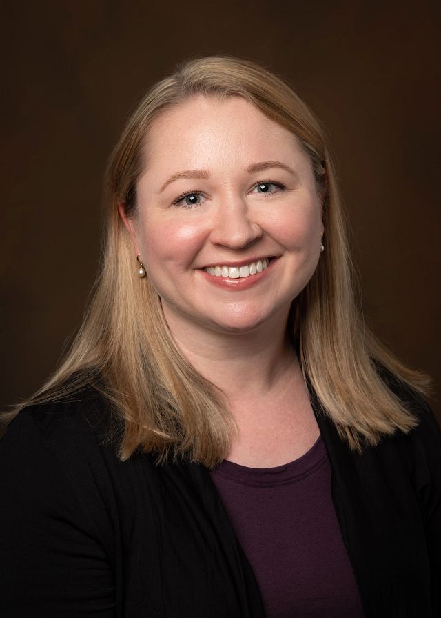 Amanda J Hynek